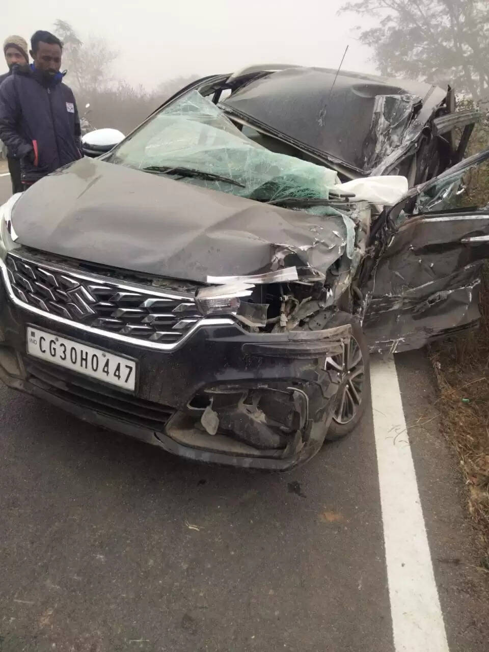 बलरामपुर : घने&nbsp;कोहरे के&nbsp;चलते&nbsp;ट्रक से टकराई कार, छह लोग घायल