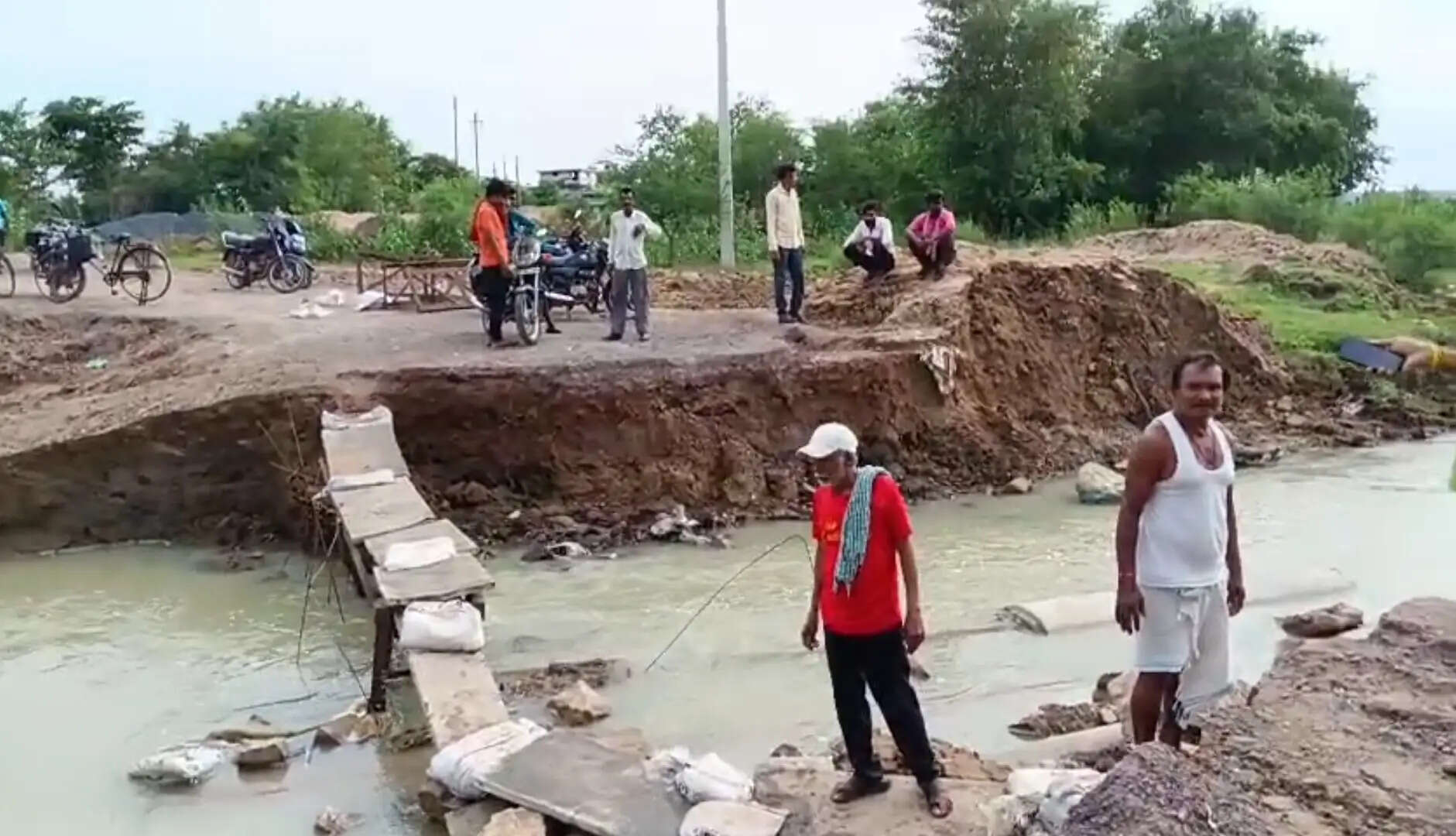 अधूरे सड़क निर्माण कार्य से ग्रामीणों की बढ़ी परेशानी