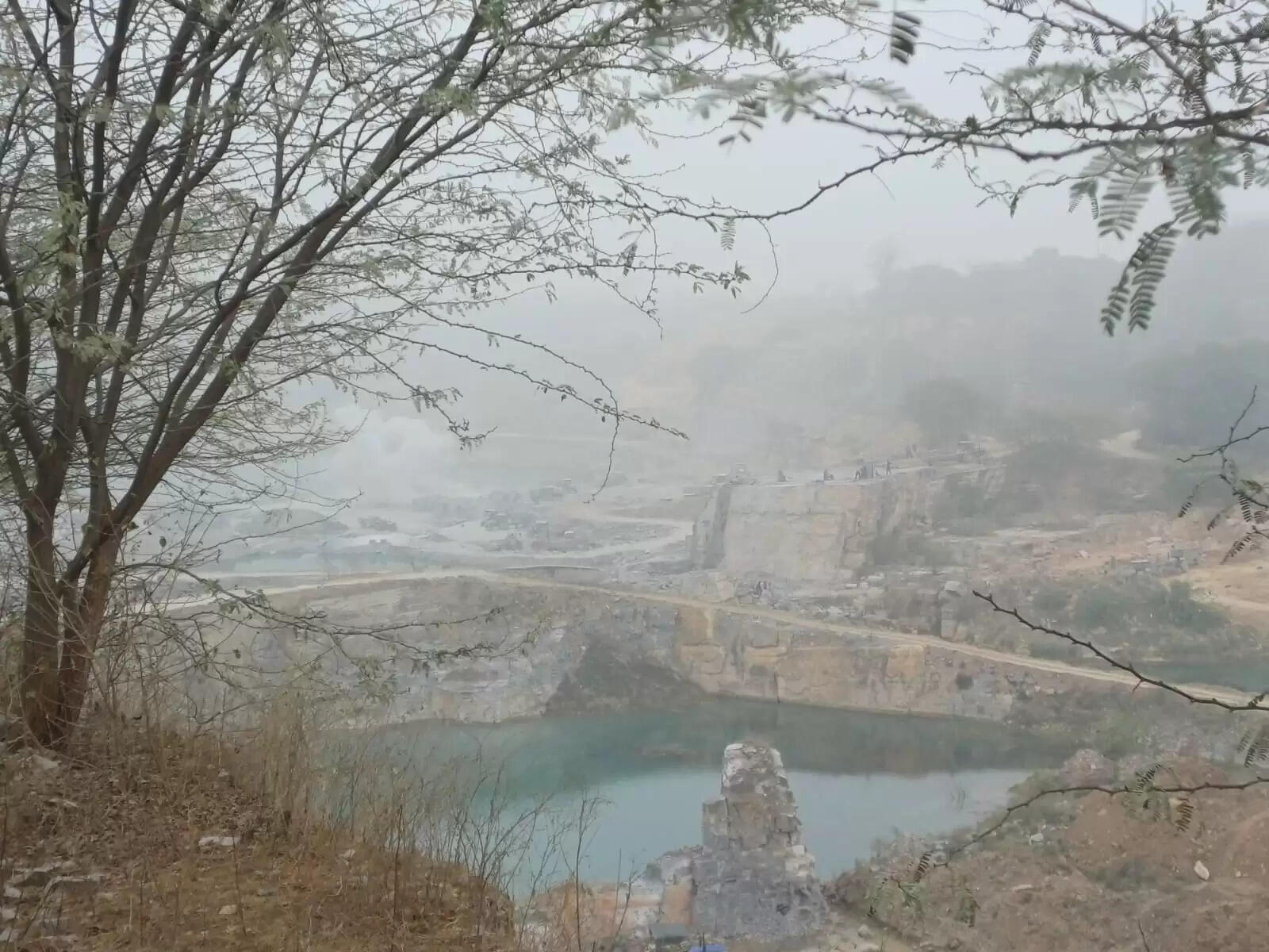 दुर्ग की तलहटी में स्थित मानपुरा की खदानों में हो रहे विस्फोट, गूंज रही आवाज और धूल के गुब्बार