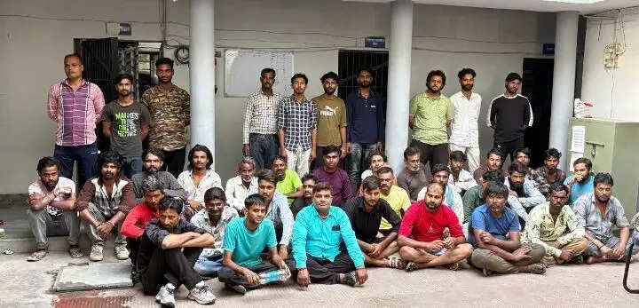 एरिया डोमिनेशन अभियान :बिना सत्यापन रह रहे 47 लोग सहित 51 गिरफ्तार
