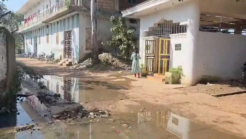रानीसागर में सड़क पर जमा नाली का पानी, बीमारी फैलने की आशंका से दहशत