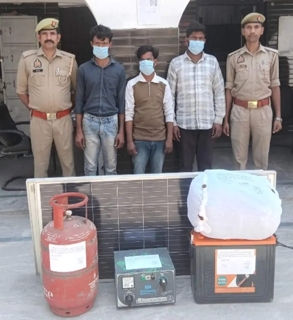 चोरी का खुलासा, तीन आरोपित गिरफ्तार