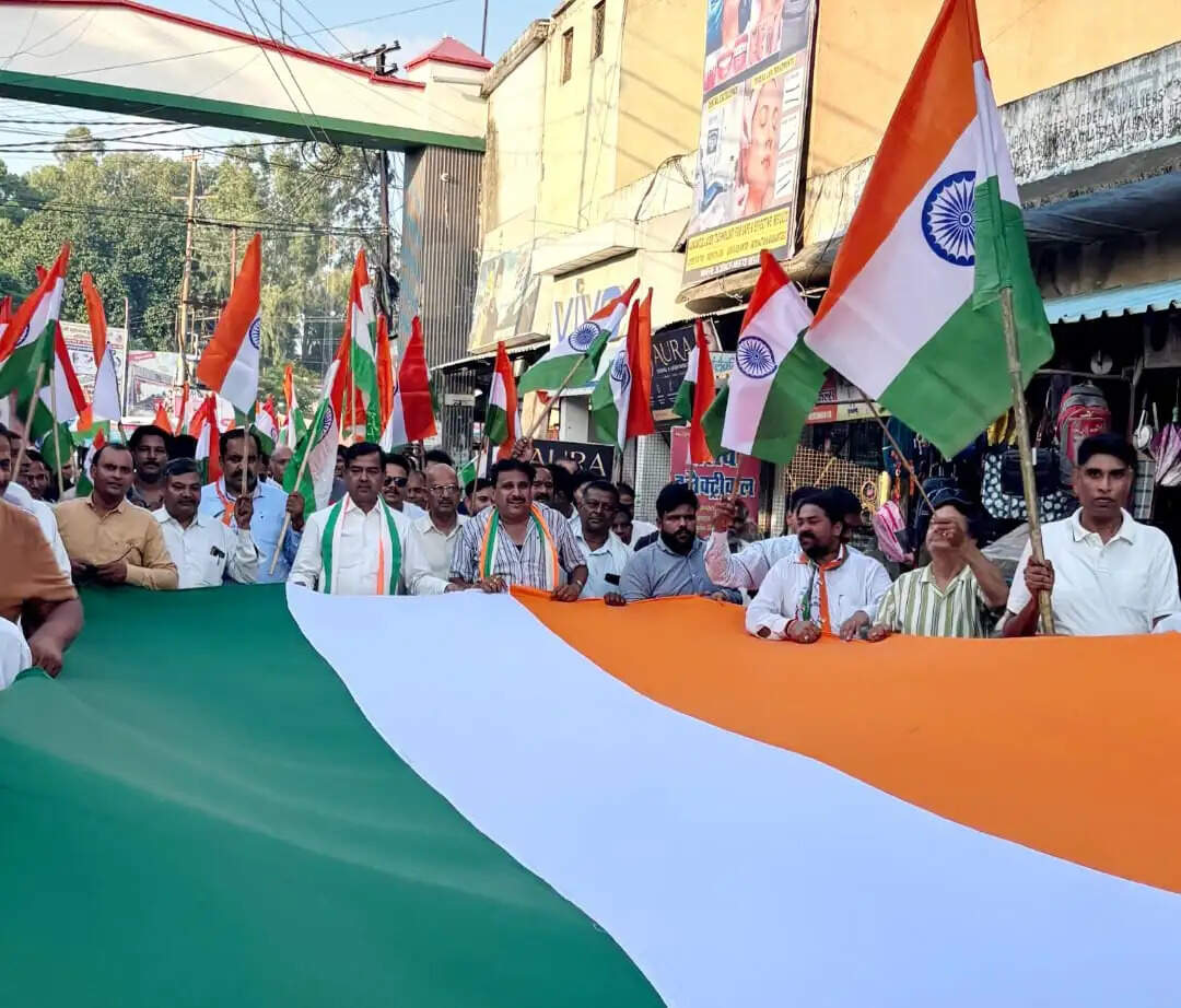 तिरंगा यात्रा व देशभक्ति के नारों से माहौल राष्ट्रमय