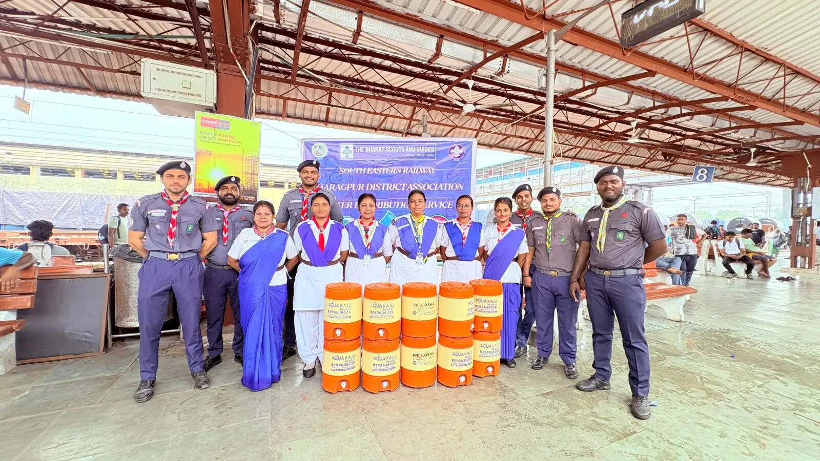 खड़गपुर स्टेशन पर स्काउट्स एंड गाइड्स ने यात्रियों को शीतल जल पिलाकर पर्यावरण संदेश दिया