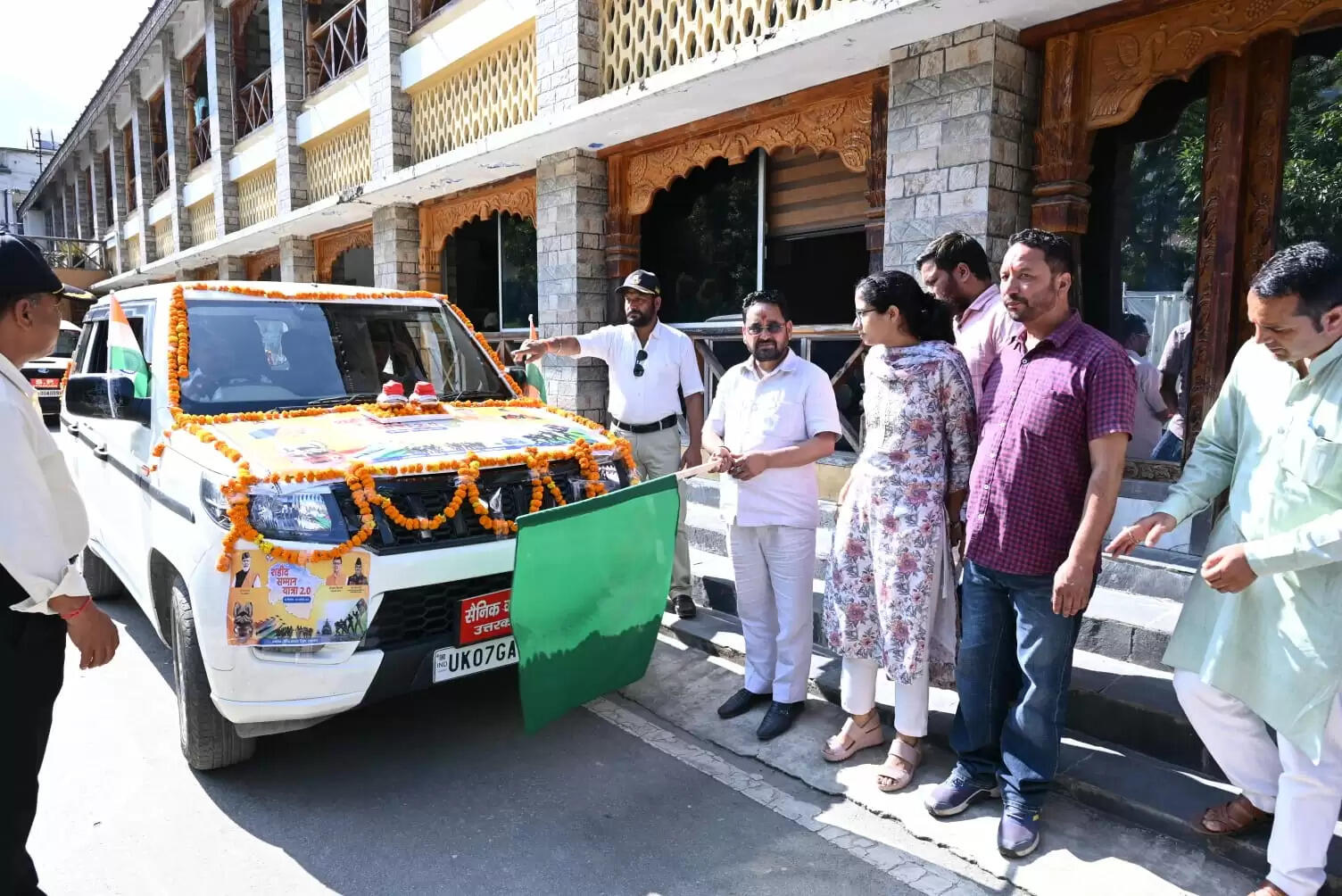 गंगोत्री विधायक व एडीएम ने शहीद सम्मान यात्रा को हरी झंडी दिखाकर किया रवाना