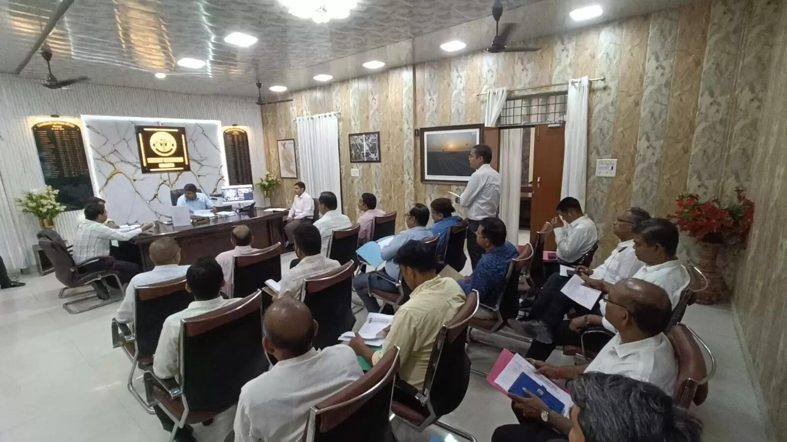 समिति की बैठक में किसी भी स्तर पर लापरवाही नहीं की जाएगी स्वीकार, योजनाओं की अद्यतन रिपोर्ट रखें तैयार : जिलाधिकारी