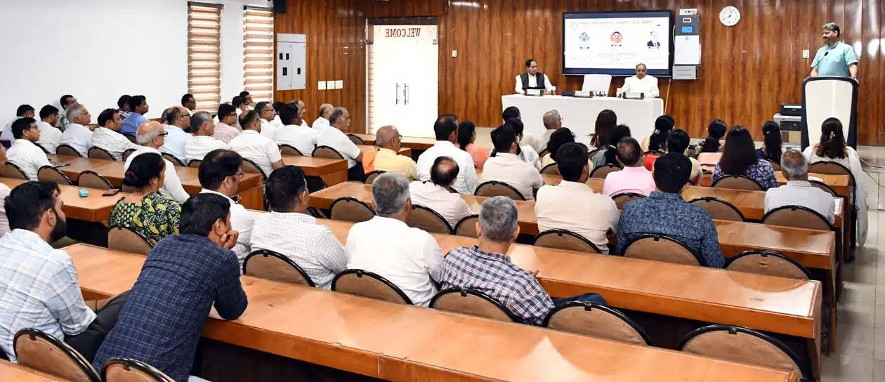 हिसार : विकसित भारत के निर्माण में समाज, संस्थान और प्रशासन की भूमिका जरूरी : विनय दीक्षित