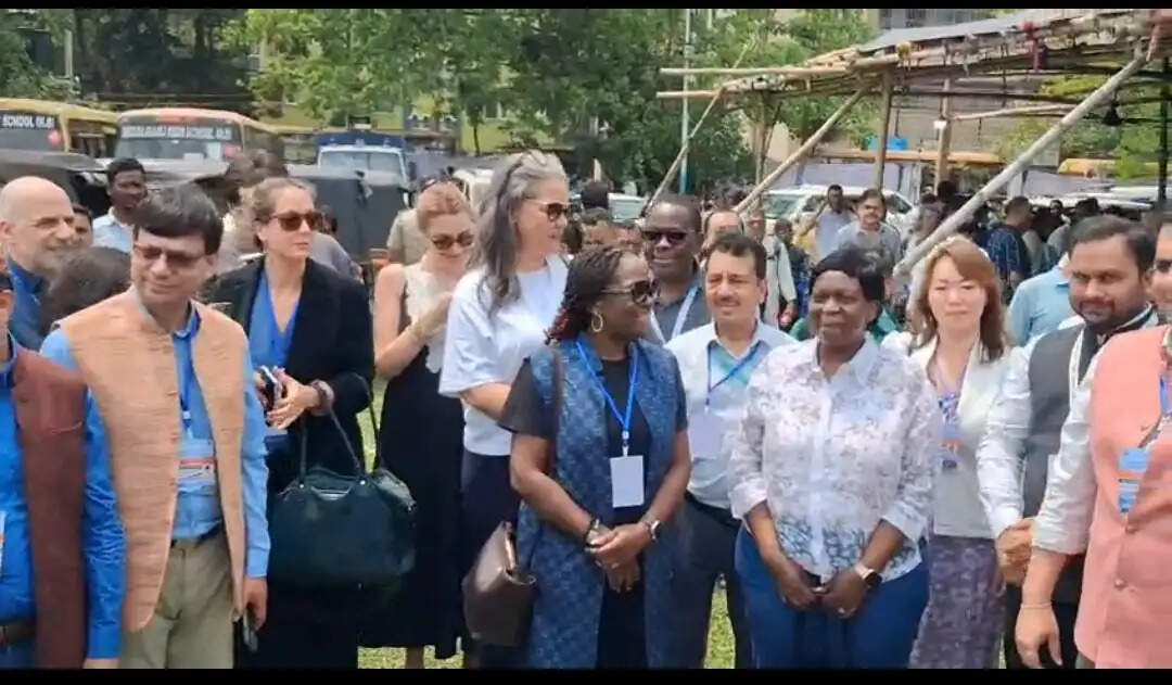 विदेशी प्रतिनिधिमंडल ने पश्चिम बंगाल के सिलीगुड़ी में चुनाव तैयारियों का लिया जायजा