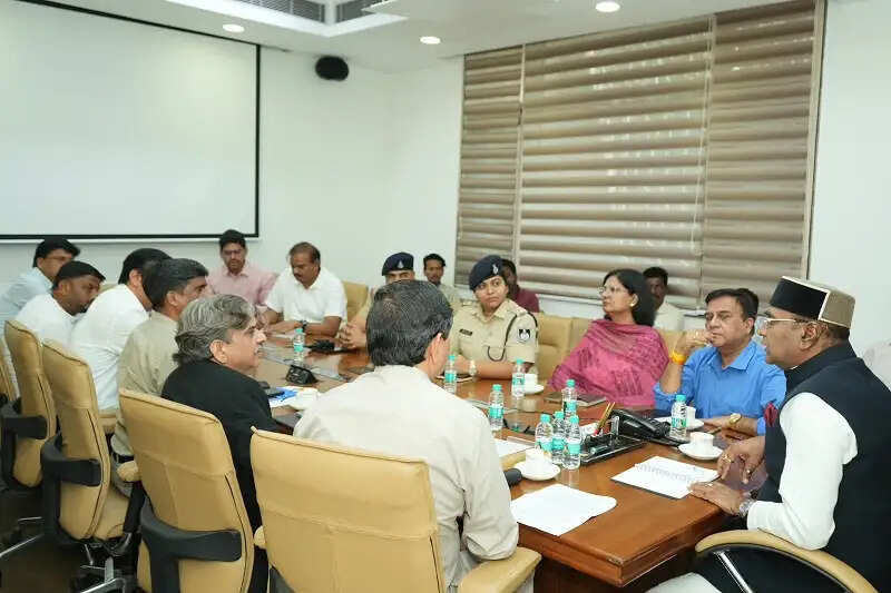 भोपालः भेल क्षेत्र में बिजली समस्या पर मंत्री सारंग ने अधिकारियों को दिए तत्काल आपूर्ति सुचारु करने के निर्देश