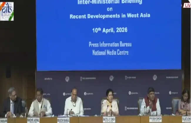 देश में एलपीजी वितरकों और पेट्रोल पंपों के पास ईंधन के पर्याप्त स्टॉक: सुजाता शर्मा