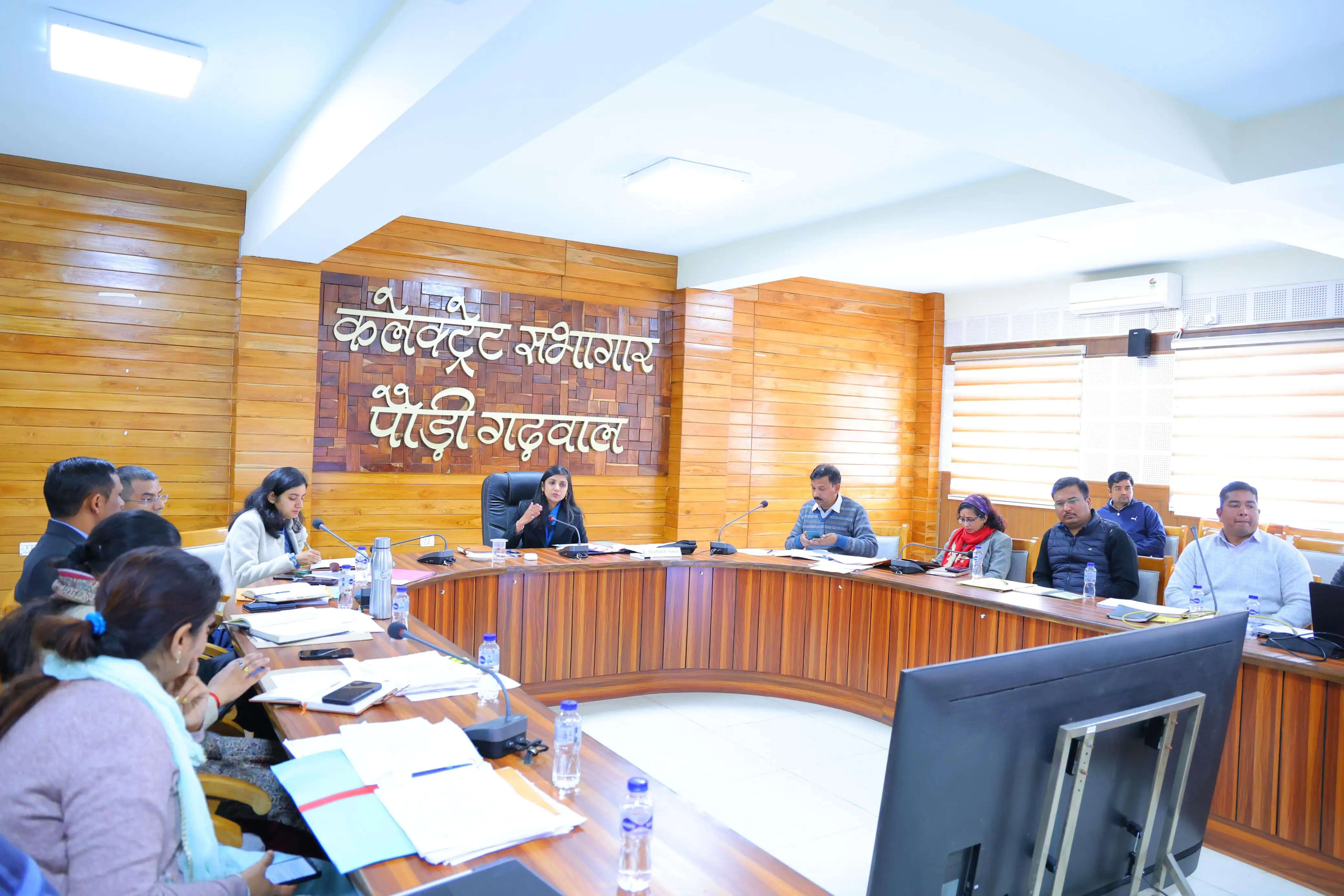 डीएम ने राजस्व वसूली में लापरवाही पर दी कार्रवाई की चेतावनी