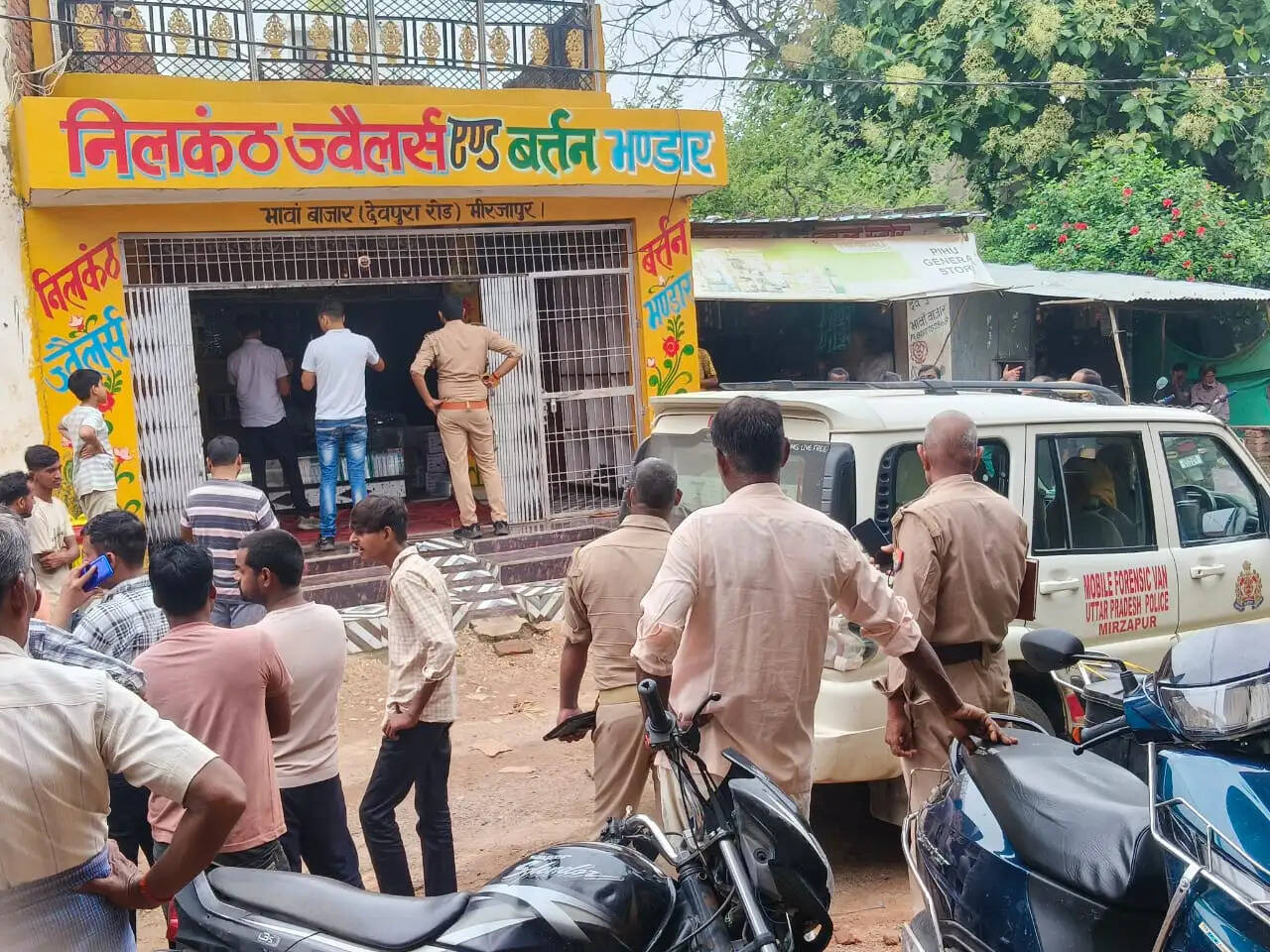 एक ही रात दो आभूषण दुकानों के शटर तोड़कर लाखों की चोरी, पुलिस जांच में जुटी