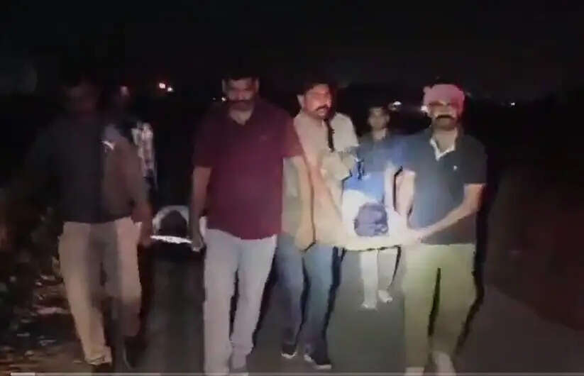 पुलिस मुठभेड़ में दो गो तस्कर घायल, छह गोवंश व हथियार समेत गिरफ्तार