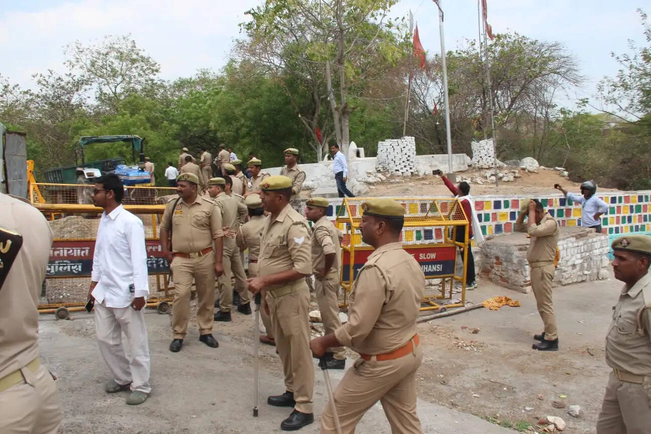 मुक्ता काशी मंच के पास मजार पर चला प्रशासन का बुलडोजर