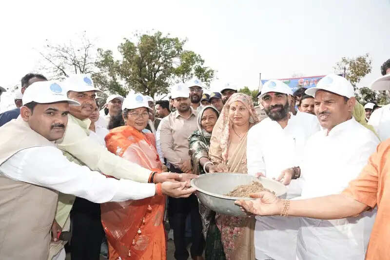 सिंगरौलीः मंत्री संपतिया उइके ने निगरी के मौहरी टोला स्थित तालाब के गहरीकरण कार्य का किया शुभारंभ