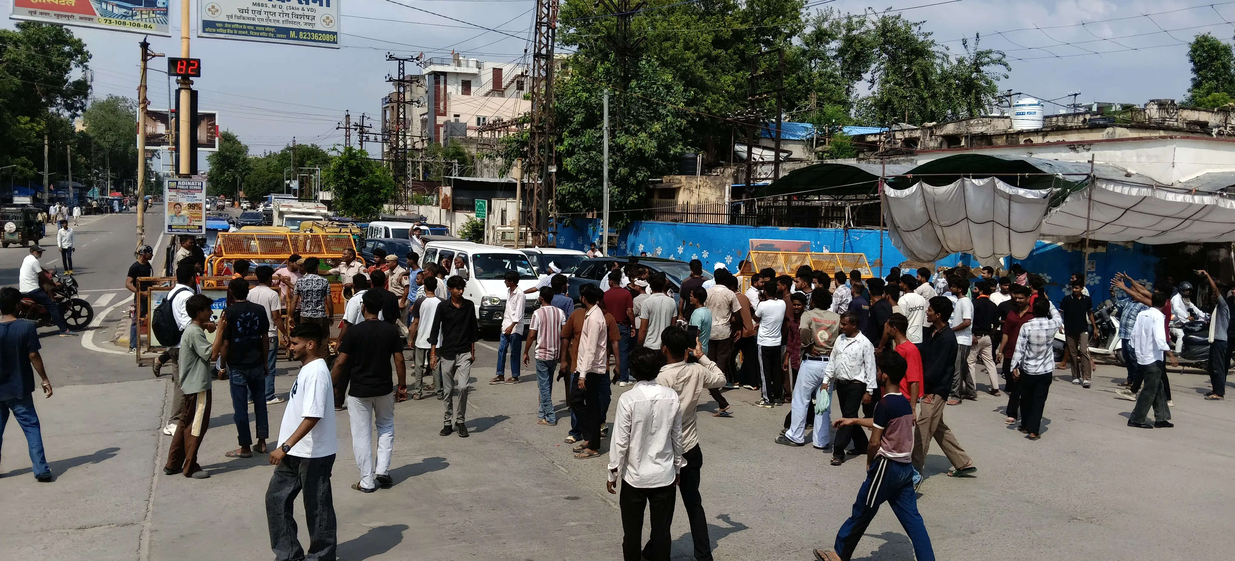 (अपडेट) अलवर में बाइक सवार तीन युवकों की मौत, परिजनों ने हत्या का आरोप लगाया