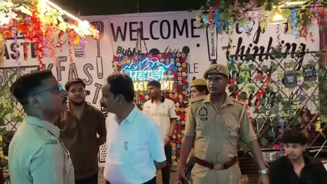 रेस्टोरेंट और लाइब्रेरी में चला प्रशासन का अभियान, संचालिका समेत तीन हिरासत में