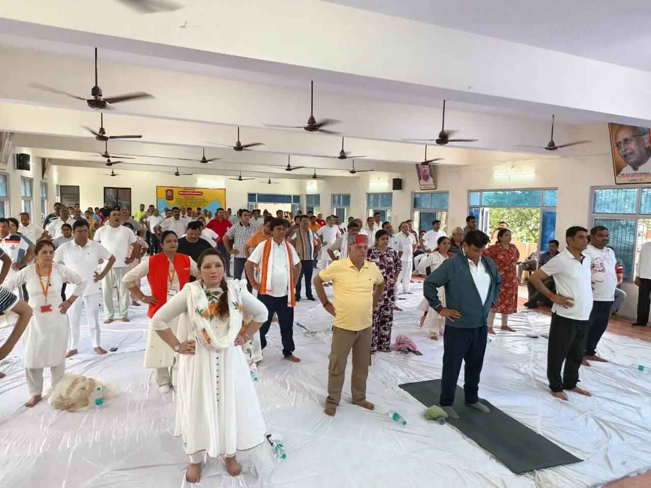 सतनाः जनप्रतिनिधियों के साथ प्रशासनिक अधिकारियों और छात्रों ने किया योग