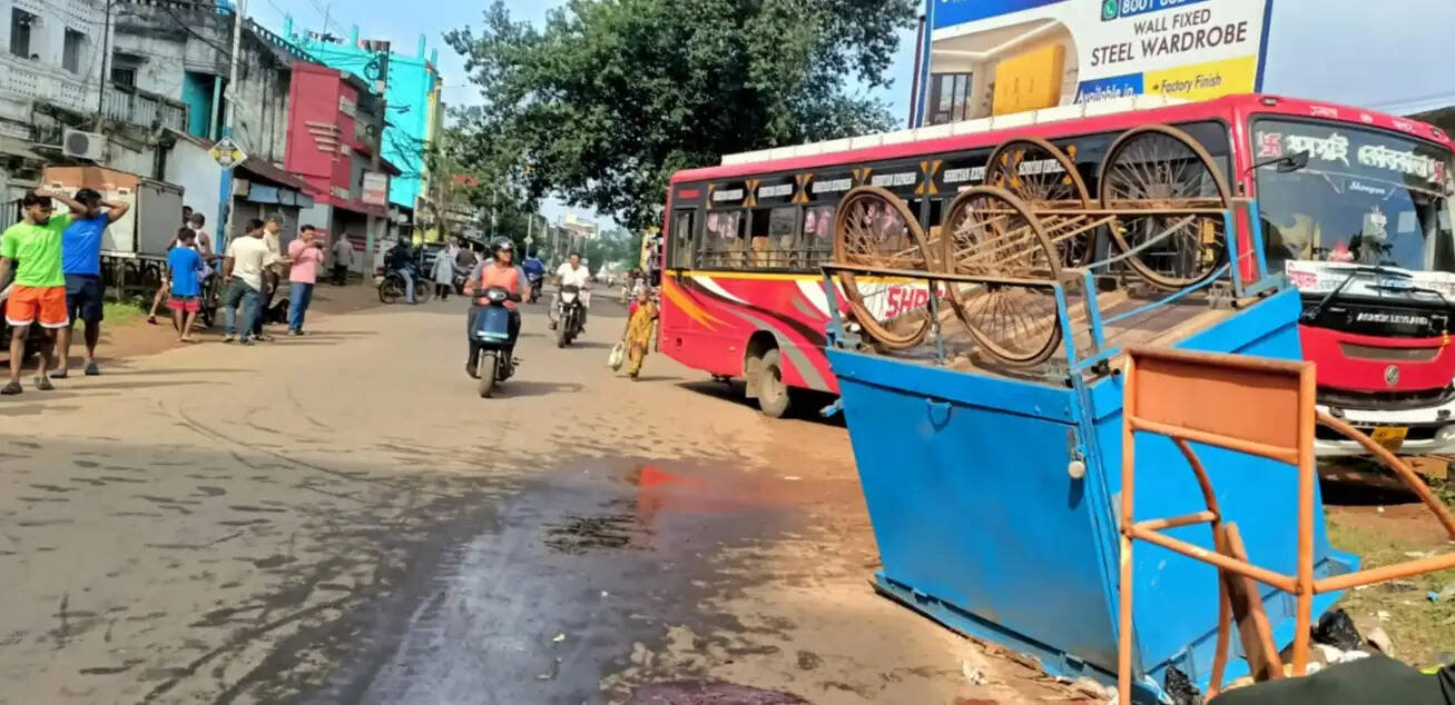 अनियंत्रित बस ने दुकान तोड़ी, व्यक्ति घायल