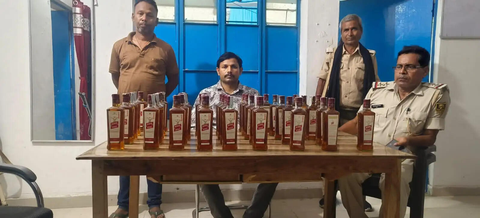 पुलिस छापेमारी में 42 लीटर अंग्रेजी शराब बरामद