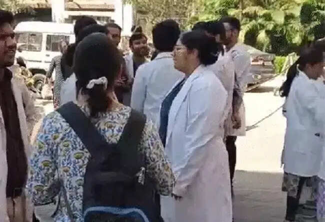 मप्रः जूनियर डॉक्टरों की हड़ताल 16 मार्च तक स्थगित, उप मुख्यमंत्री शुक्ल के साथ बैठक के बाद लिया निर्णय