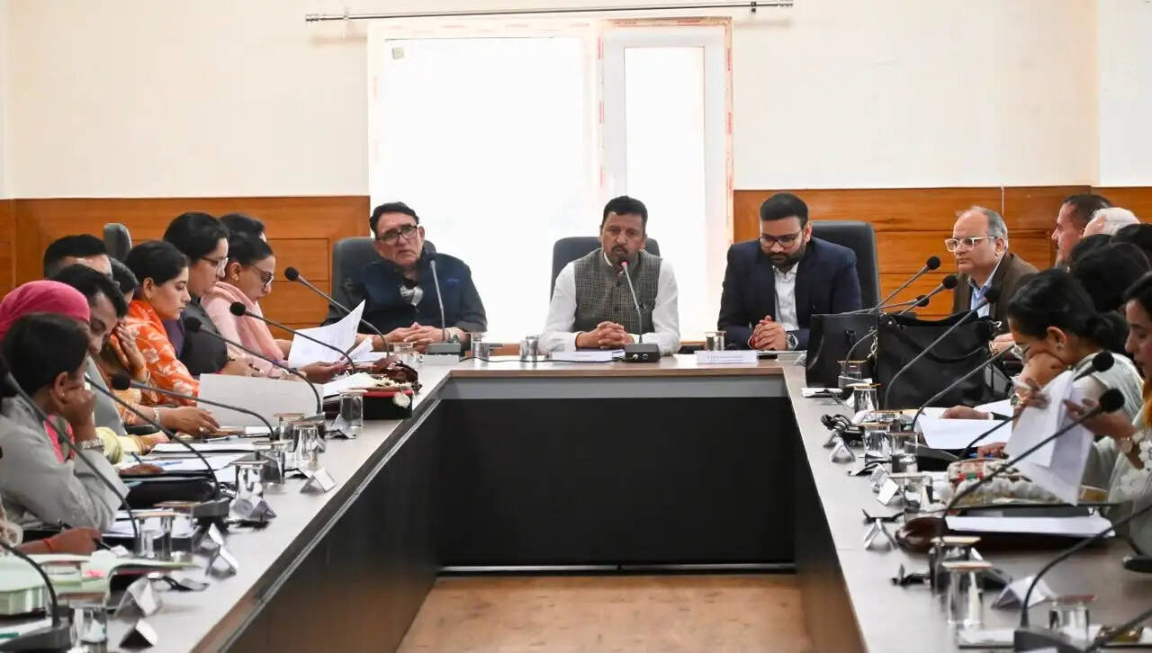 जिला परिषद शिमला की पहली बैठक में सड़क, पेयजल और बस सेवाओं के मुद्दे उठे
