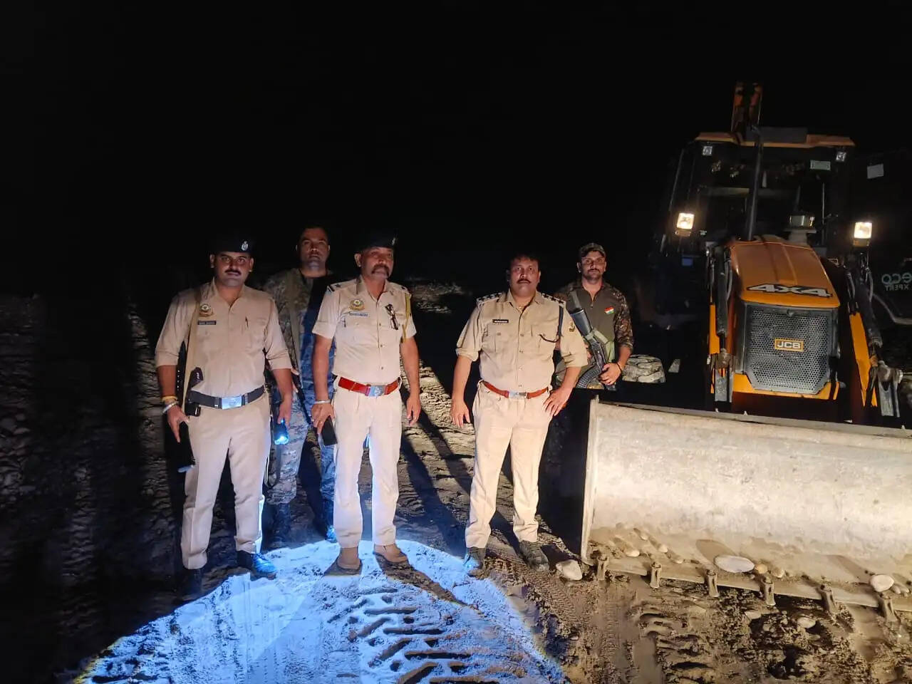 नूरपुर पुलिस की अवैध खनन के विरुद्ध कार्रवाई, एक जेसीबी व 2 मल्टी-एक्सल ट्रक जब्त