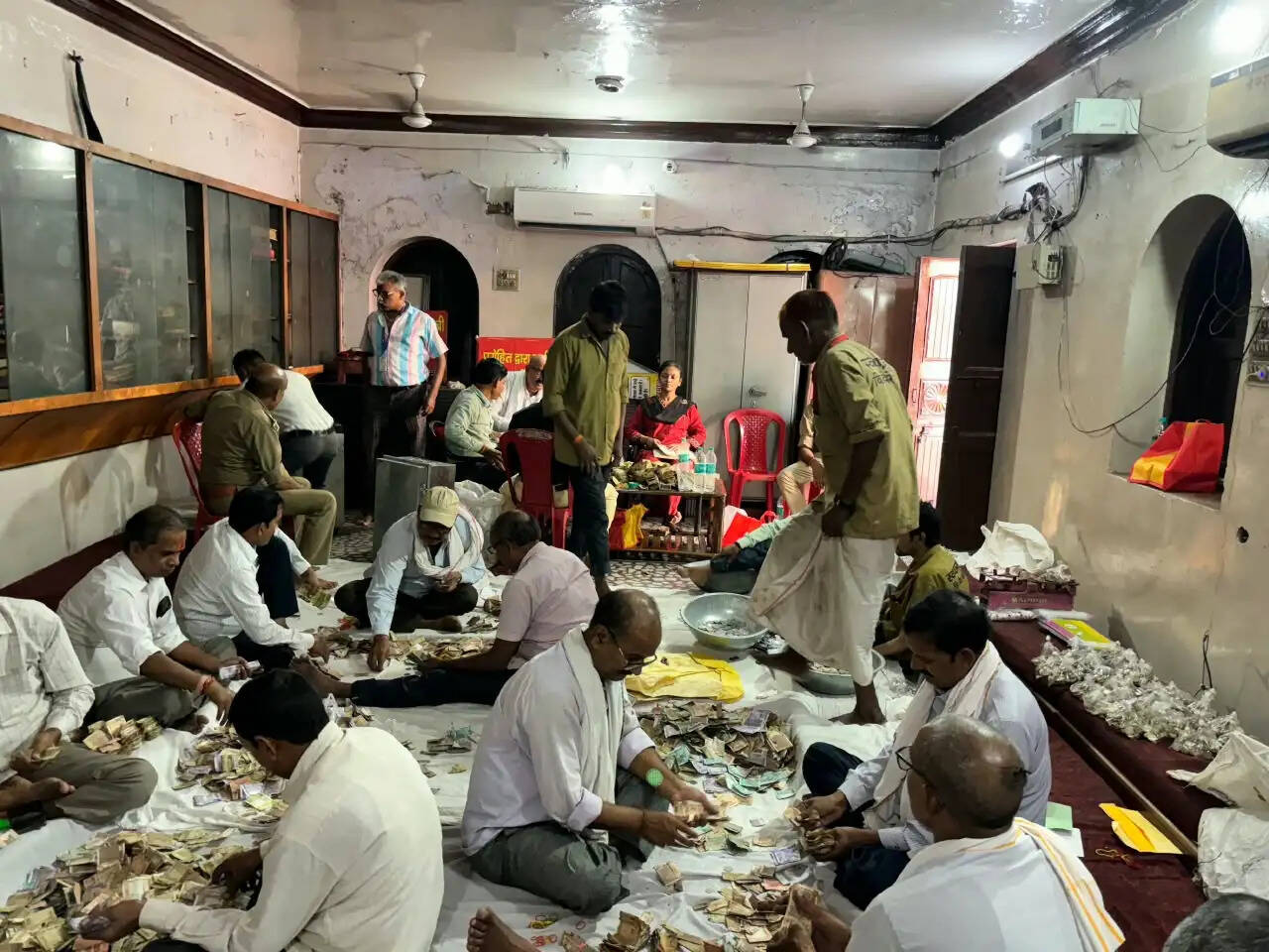 विंध्याचल के 28 दानपात्र खुले, निकले 41.40 लाख रुपये