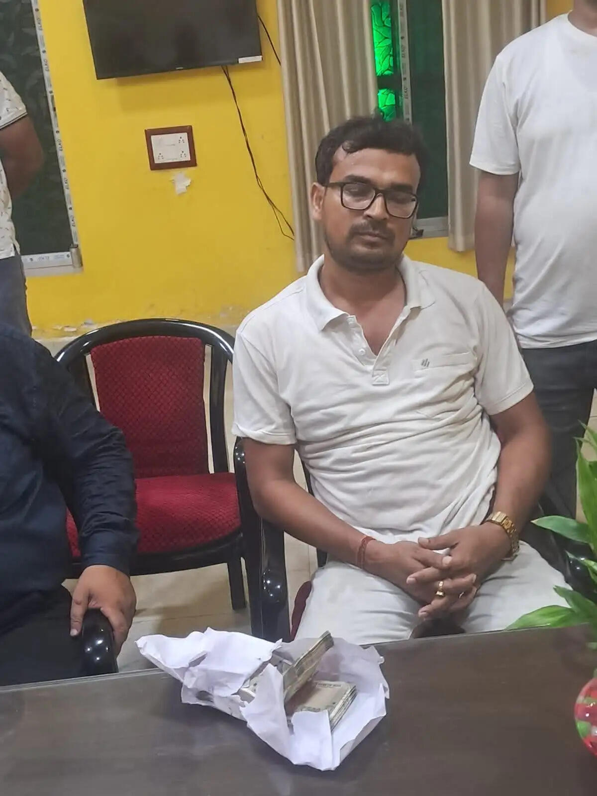 एक लाख रुपये की रिश्वत लेते नाजिरगंज पुलिस चौकी का कांस्टेबल गिरफ्तार