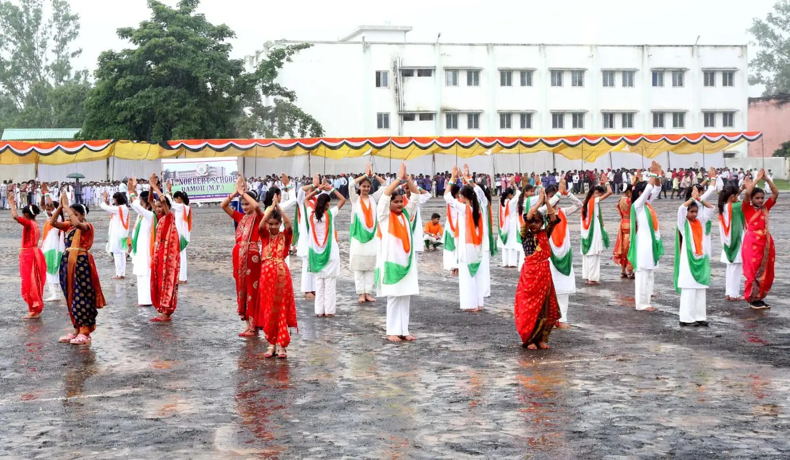 बारिश के बीच दमोह में मना स्वतंत्रता दिवस, देशभक्ति के उत्साह के साथ व्यवस्थाओं पर भी उठे सवाल