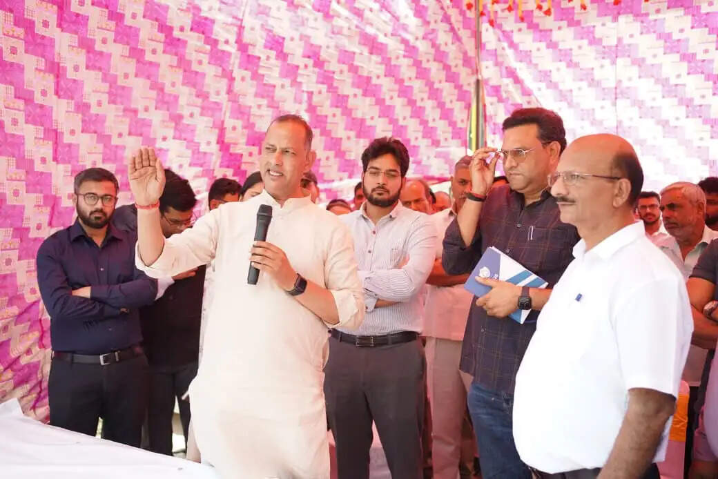 मंत्री इंद्राज ने बवाना विधानसभा के गांवों का किया निरीक्षण