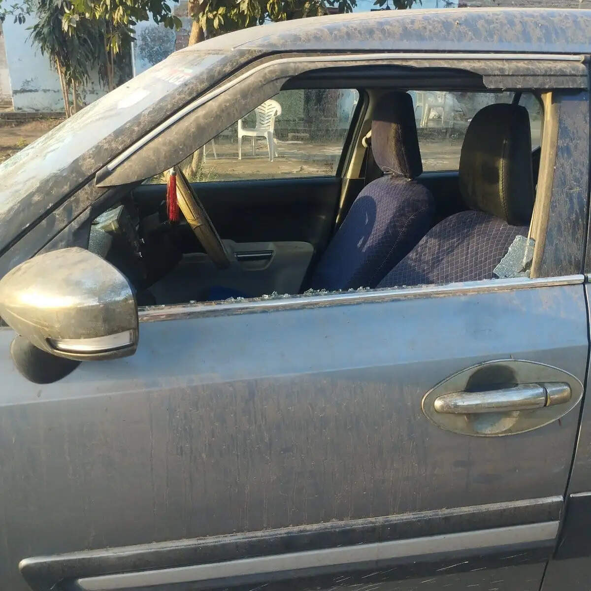 नशे में दबंग का हंगामा, पुलिसकर्मी की कार पर किया हमला, मुकदमा दर्ज