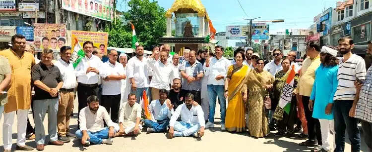 हल्द्वानी कांग्रेस रैली में कार्यकर्ताओं को रोकने का विरोध, भाजपा का पुतला फूंका