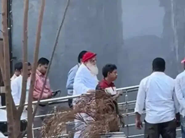 मेडिकल जांच के लिए इंदौर पहुंचा आसाराम, कड़ी सुरक्षा में साइड गेट से कराया गया प्रवेश