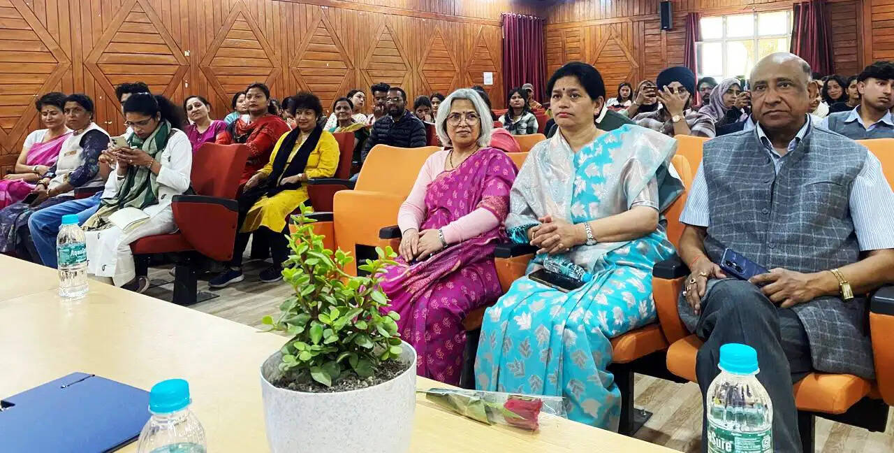 डीएसबी परिसर नैनीताल में कविता पर व्याख्यान, सामाजिक जागृति में साहित्य की भूमिका पर जोर