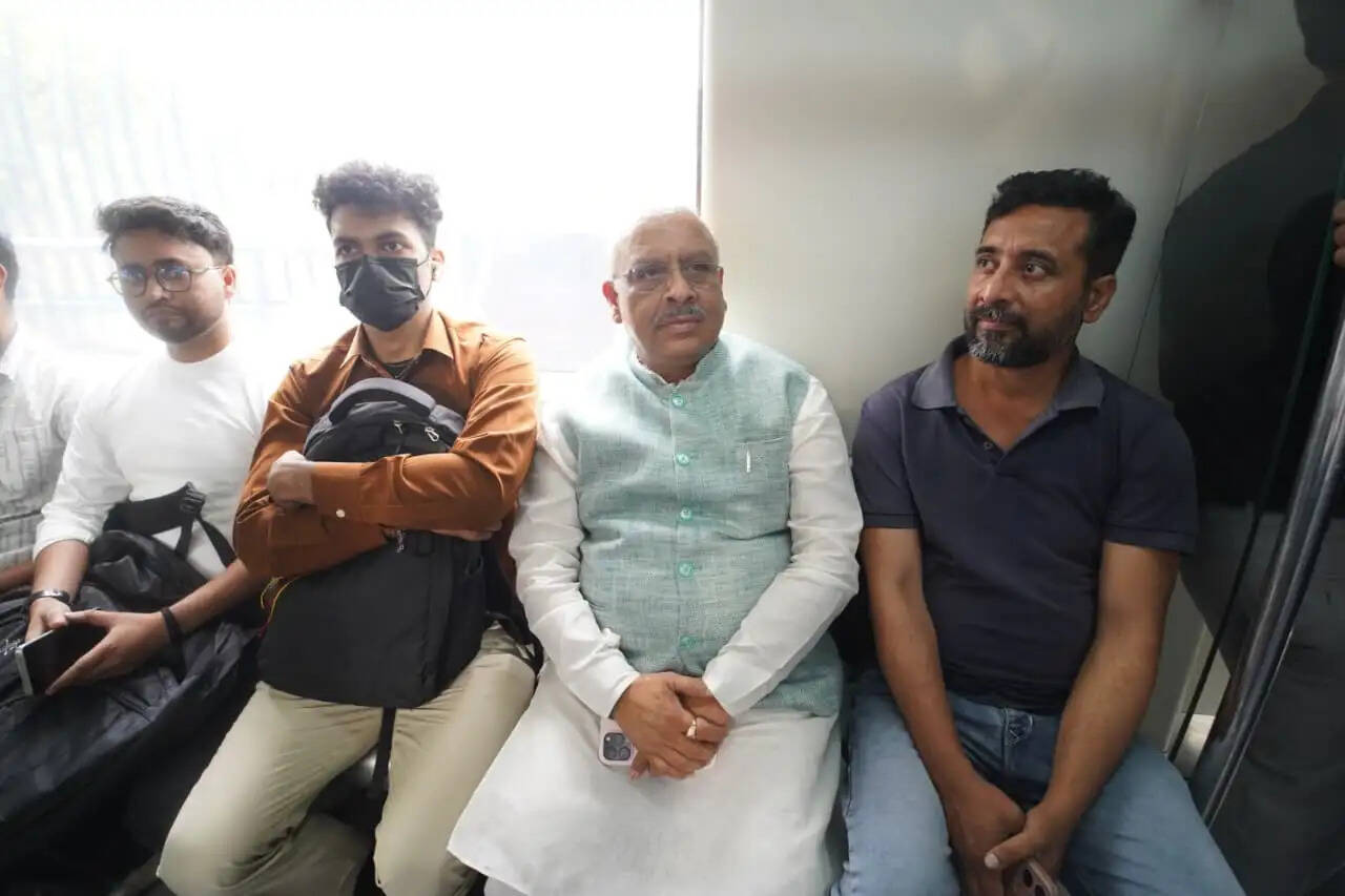 ‘मेट्रो मंडे’ अभियान से जुड़े विजेंद्र गुप्ता, मेट्रो से दिल्ली विधानसभा पहुंचे