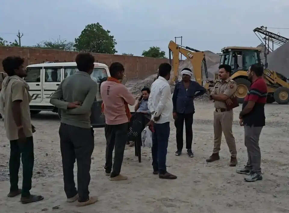 क्रशर प्लांट में अवैध बारूद ब्लास्ट में मजदूर की गई थी जान, एसी फटने की बात निकली झूठी