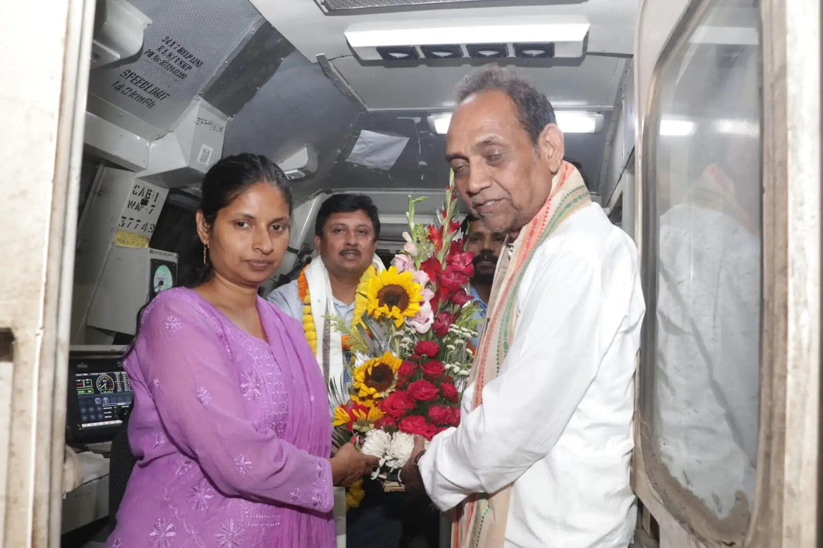 सांसद विद्युत बरन महतो ने राखामाइंस स्टेशन पर उत्कल एक्सप्रेस ठहराव का शुभारंभ