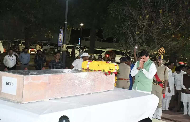 पहलगाम आतंकी हमले में मृत सुशील नथानियल का पार्थिव देह पहुंचा इंदौर, मुख्यमंत्री ने अर्पित की पुष्पांजलि