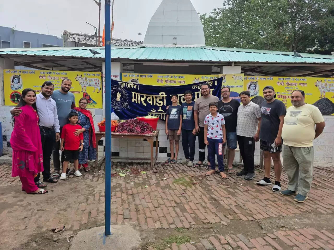 मंच ने गायों को खिलाई रोटी-सब्जी, गाजर-गुड़