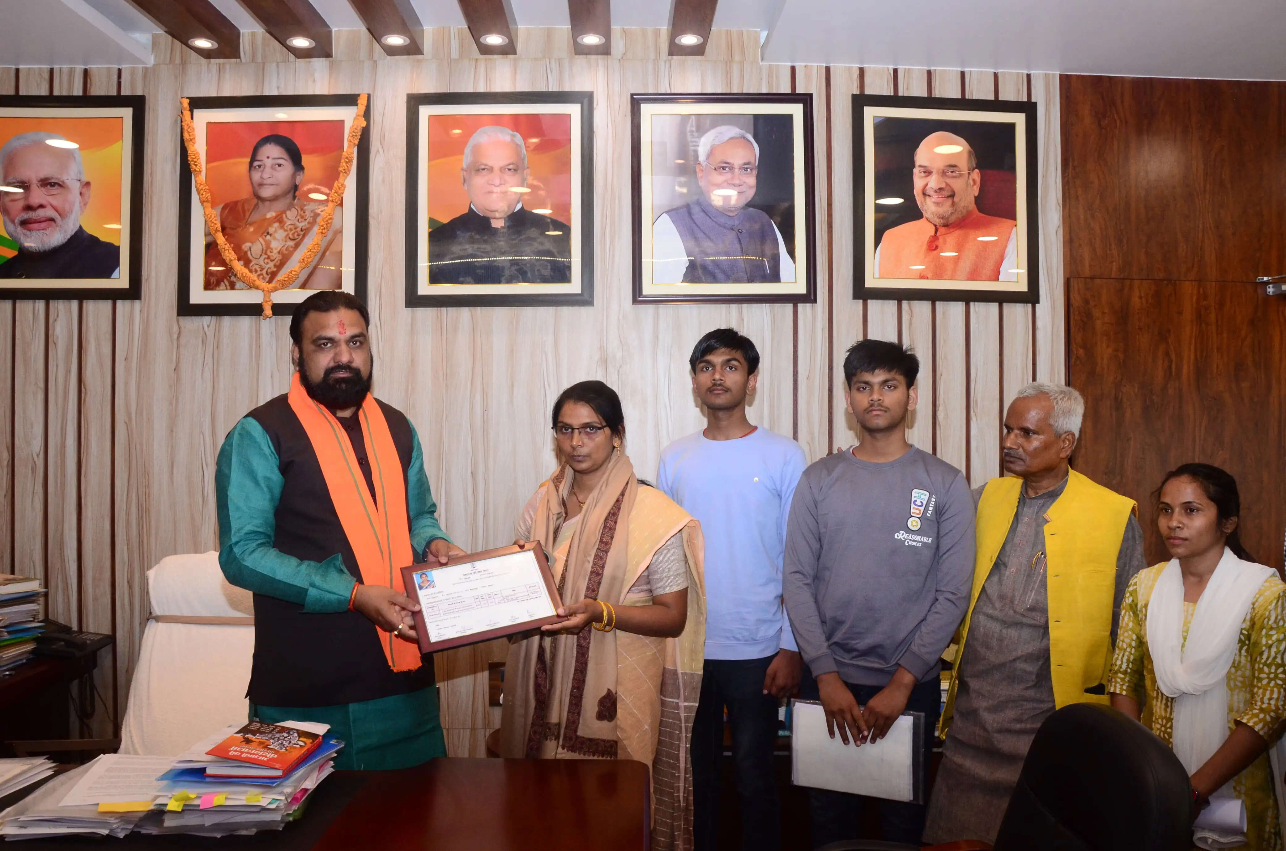 शहीद सुबेदार संतोष कुमार की पत्नी को उपमुख्यमंत्री सम्राट चौधरी ने सौंपे 1 एकड़ जमीन के कागजात