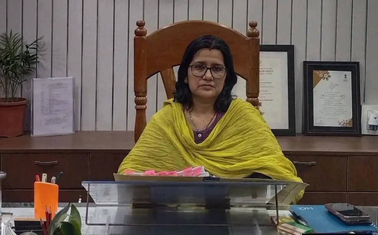 स्मैक के साथ गिरफ्तार रोजगार सेवक की सेवा समाप्त