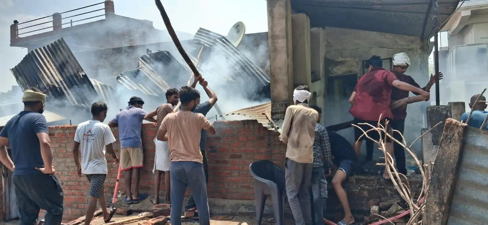 शॉर्ट सर्किट से मकान में लगी भीषण आग, गृहस्थी का सामान जलकर खाक