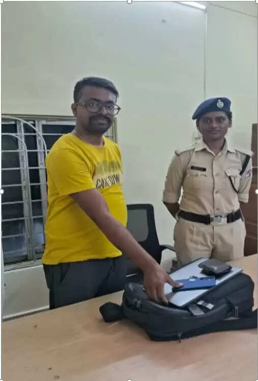 दक्षिण पूर्व रेलवे में आरपीएफ ने यात्रियों का खोया सामान लौटाया