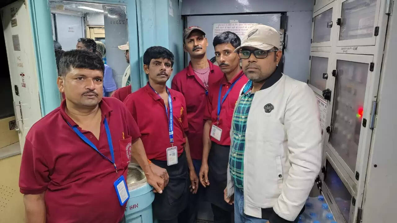 खड़गपुर मंडल में स्वच्छता अभियान जारी