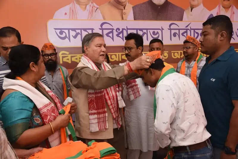 असम भाजपा मुख्यालय में आयोजित कार्यक्रम में कई प्रमुख नेता पार्टी में शामिल