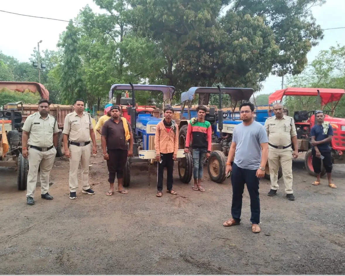 कोलियारी-धमतरी मार्ग पर परिवहन कर रहे आठ ट्रेक्टर पकड़ाया