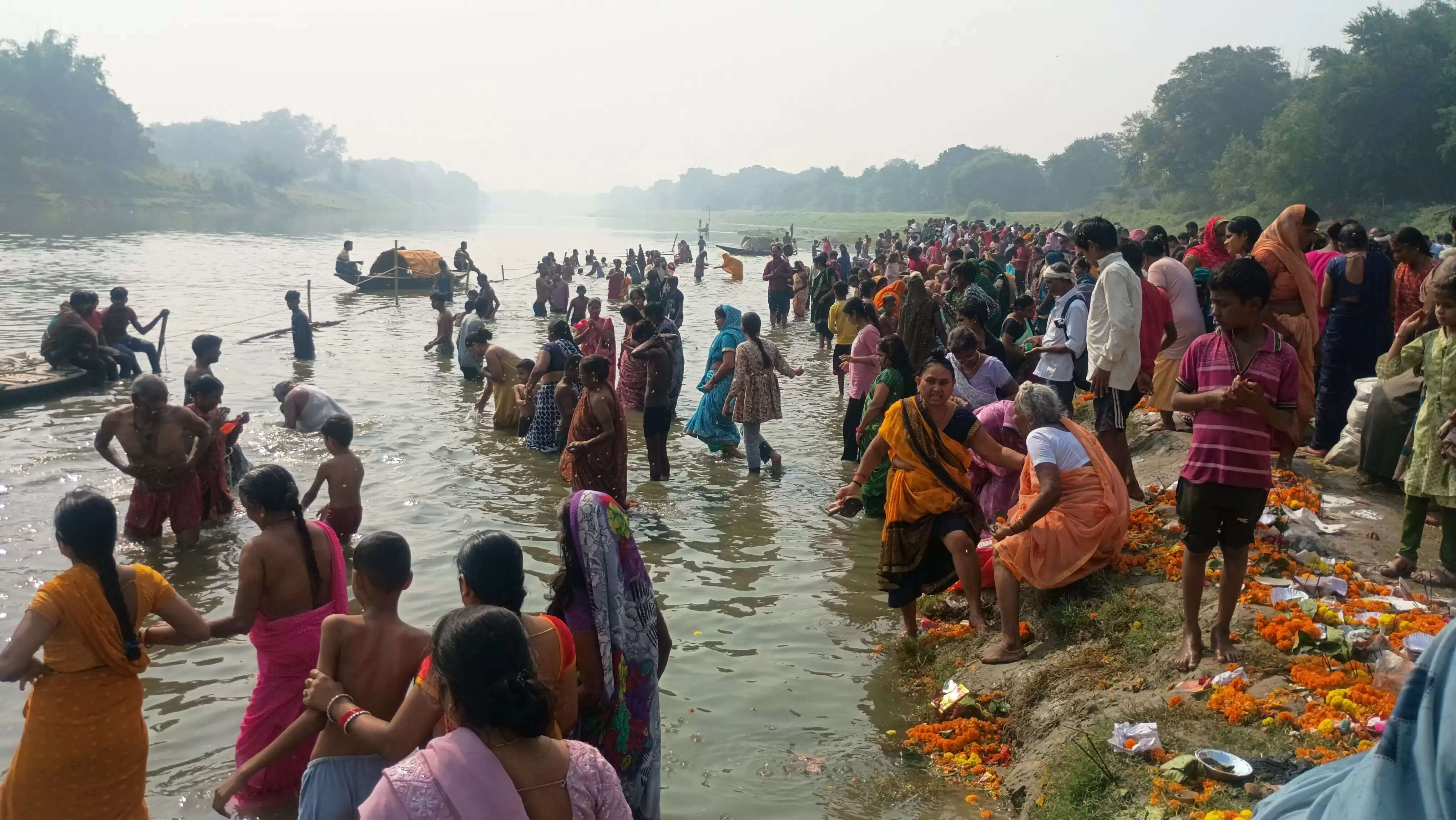 कार्तिक पूर्णिमा पर श्रद्धालुओं ने गाेमती नदी में किया पुण्य स्नान
