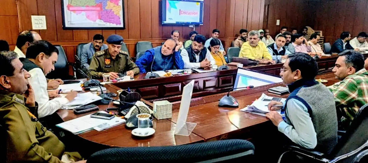 पानीपत: उपायुक्त ने ली रिफाइनरी में अधिकारियों और कंपनियाें के प्रमुख ठेकेदारों की बैठक