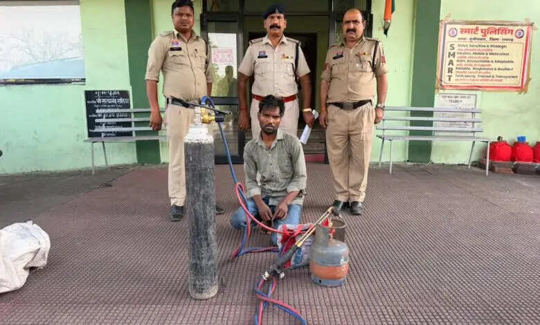 पुलिस की सतर्कता से एटीएम को गैस कटर से काटकर चोरी का प्रयास हुआ विफल